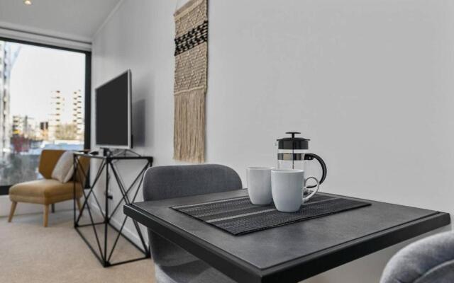 Beautifully Modern Brand New Central Apartment