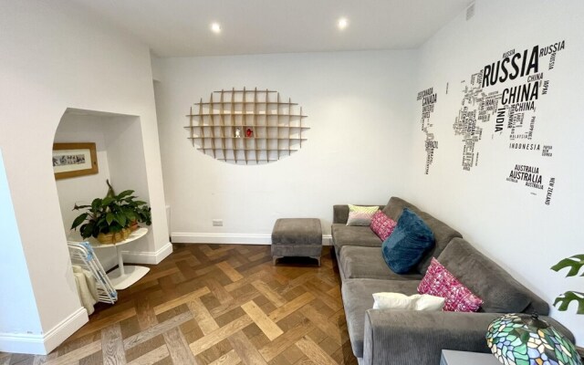 Colourful 3BD Home With Garden in Southville