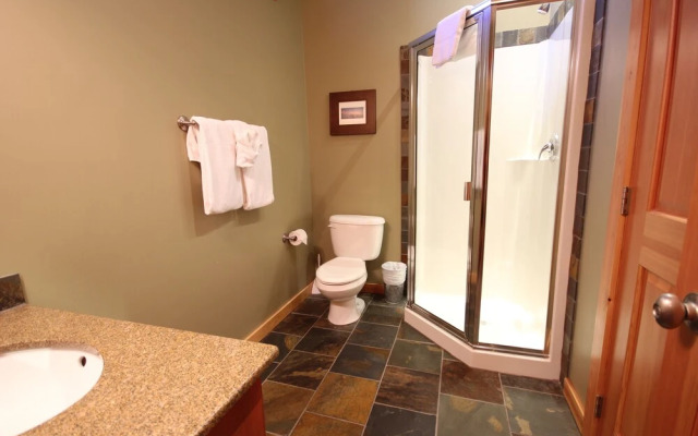 Pinnacle Ridge Chalets by Fernie Lodging