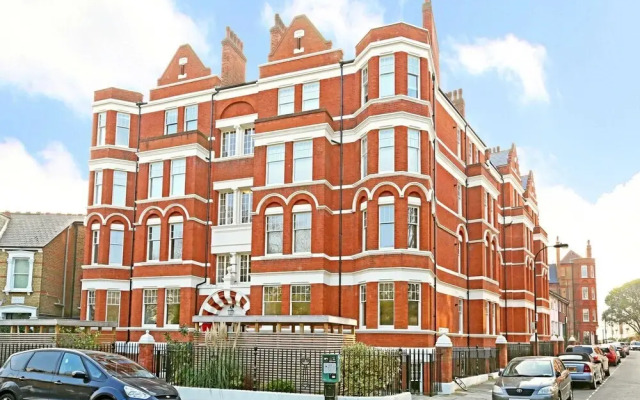Two Bedroom Apartment in Hammersmith 201a, London