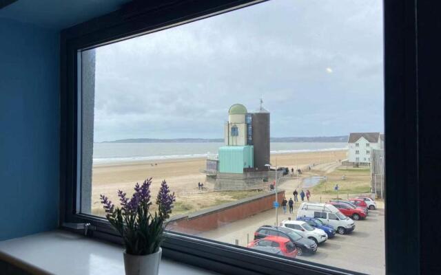 Lovely 2-Bedrooms Apartment Step to The Beach