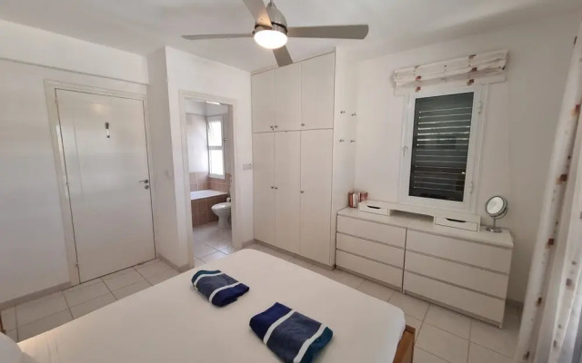 Cyprus Townhouse/ Queen Bed/ Pool/ Patio/air/freep