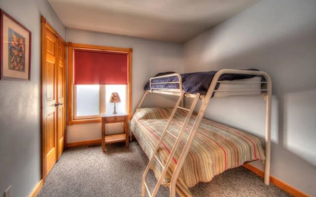 7 Bed Blue Mountain Chalet with Hot Tub 35R