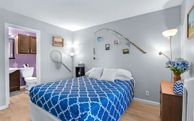 Charming Lakeside Condo - Moments to Lake Fun