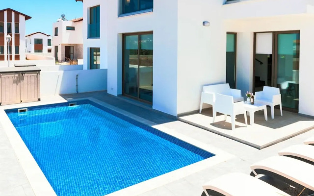 Dina Paralimni in Paralimni