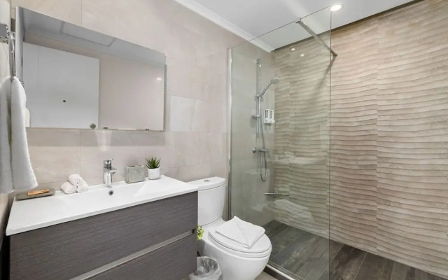 Modern 3br2ba 24 7 Security Pools Restaurant