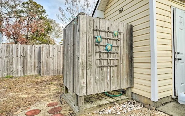 Oak Island Hideaway Hut ~ 1 Mi to Long Beach!