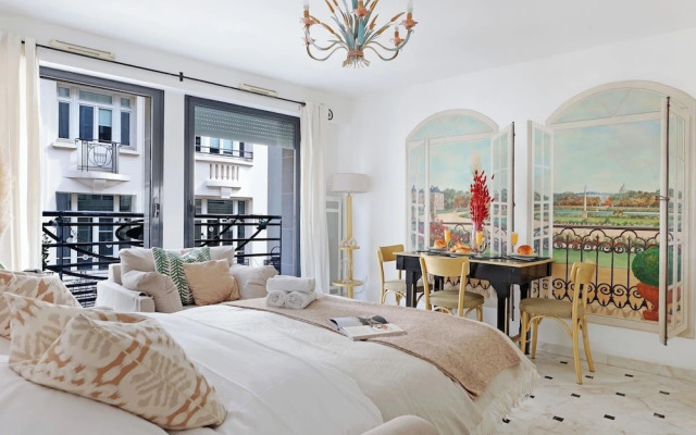 Stylish 2BR for 6 by Champs-Elysees