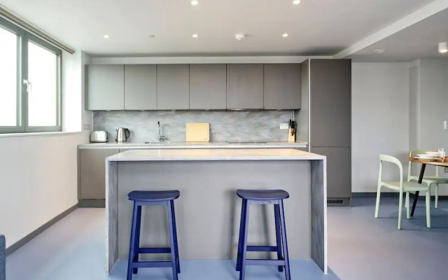 Elegant Two-bedroom Apartment in Vibrant Poplar