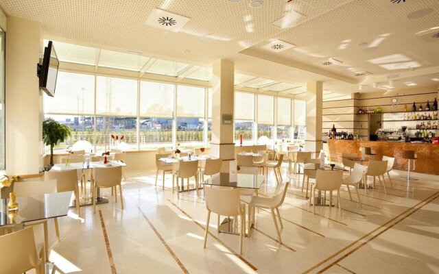 Breaking Business Hotel