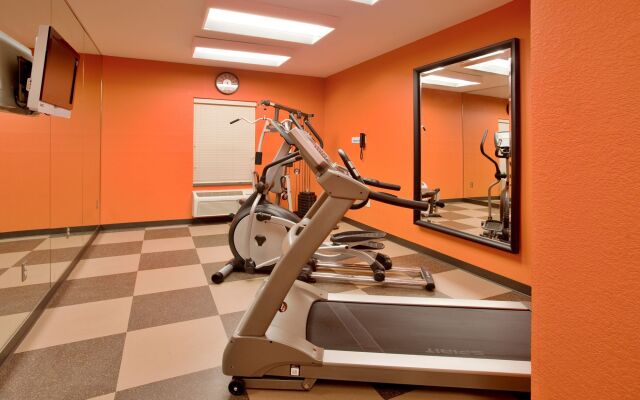 Holiday Inn Express & Suites North Kansas City by IHG