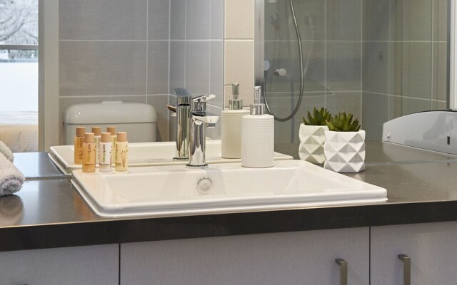 Bright and Updated 1 Bedroom Apartment