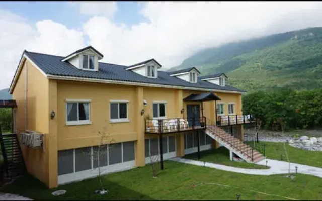 Famous Painting Town Hostel