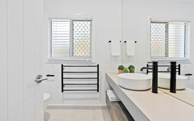 Mermaid Beachside Apartment - Direct Beach Access