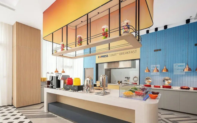 Holiday Inn Express Qingdao Hongdao Station by IHG