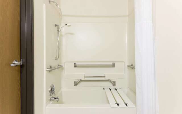 Super 8 by Wyndham Warrenton