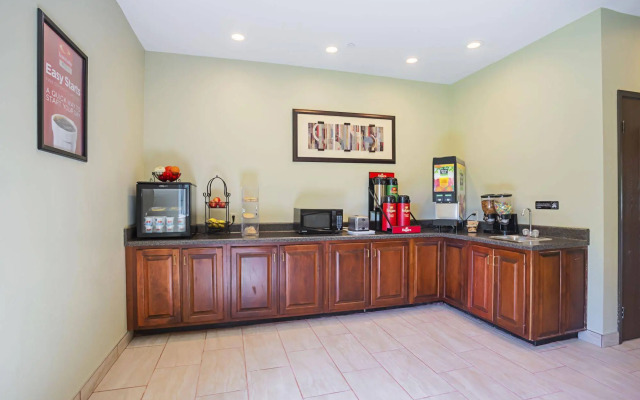 Econo Lodge Inn & Suites