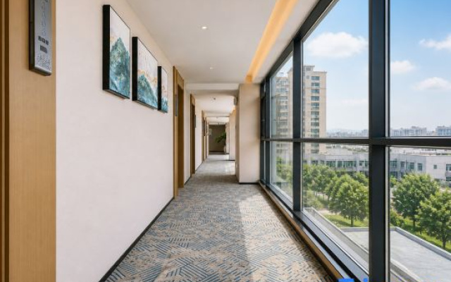 Yuechen Executive Apartment (Chuangwei Innovation Valley, Yingshishi Metro Station) – Balcony – Shenzhen