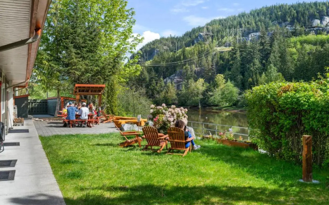 Squamish Adventure Inn & Hostel