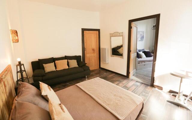 Maison atypique dans cité médiévale