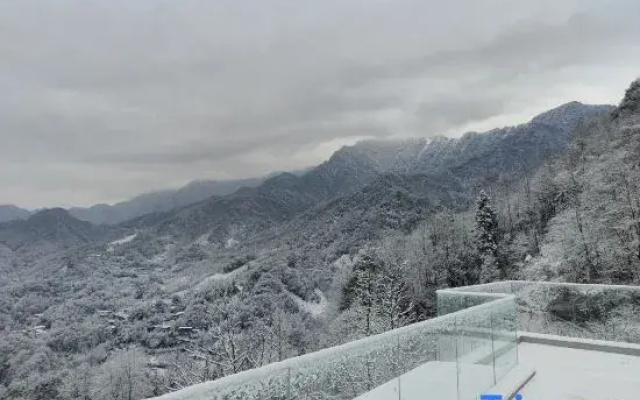 Shanjian Youmingyue Private Hot Spring Homestay (Dujiangyan)