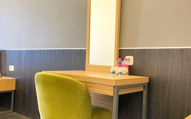 RedDoorz Plus near Simpang Lima