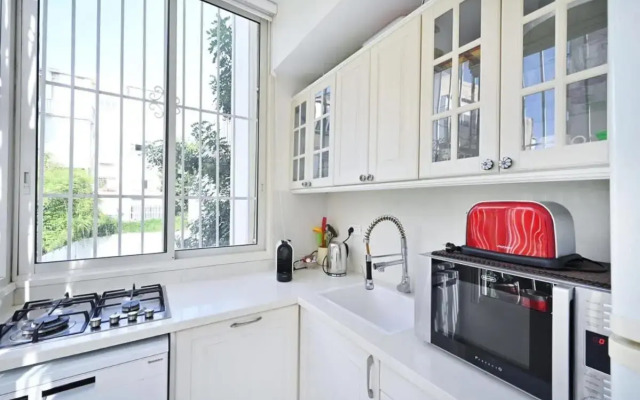 Sunny 2BR in Bazel Square by HolyGuest