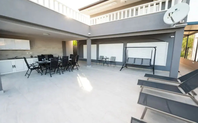 Beachfront villa Mihovil w. beach access