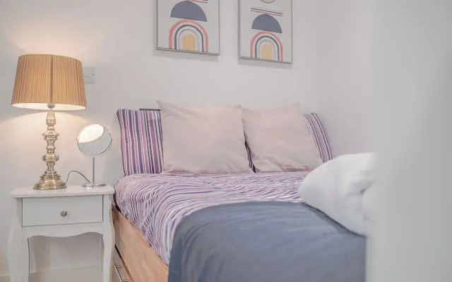 Chic and Cheerful pad in Sheffield City