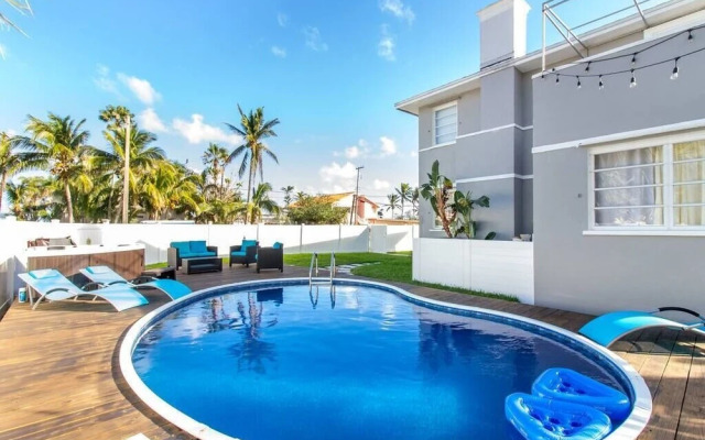Astonishing Bayshore Villa with Pool