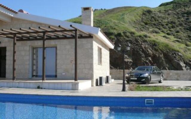 Happy Trails Pomos Panoramic Villa