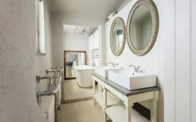 Holland Park Avenue VII by Onefinestay