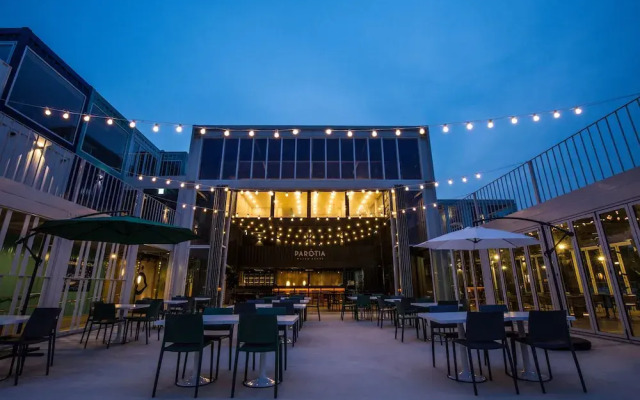 Parotia Waterhouse Hotel