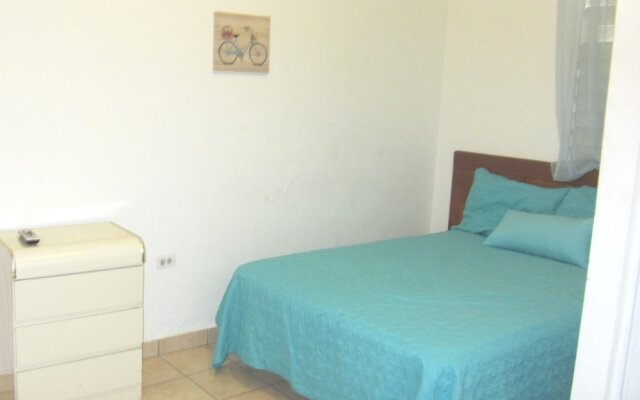 Henry's GuestHouse - Hostel
