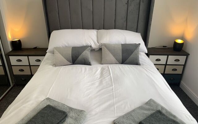 Ayr Cozy Corner Apartment