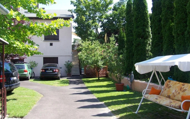 Crystal Apartement F