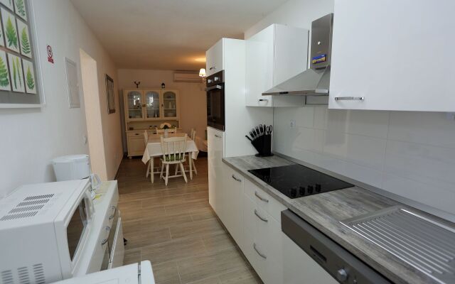 Apartment Ali - modern apartments: A2 Supetar, Island Brac