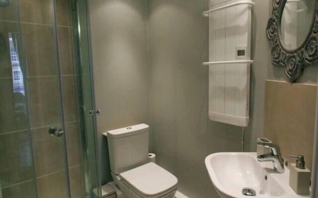 JOIVY Royal Mile Tower Apartment