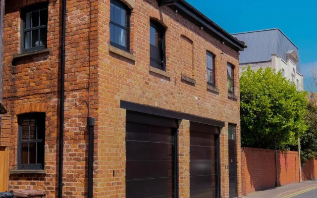 The Eden Warehouse - Pink Apartment (sleeps 4)