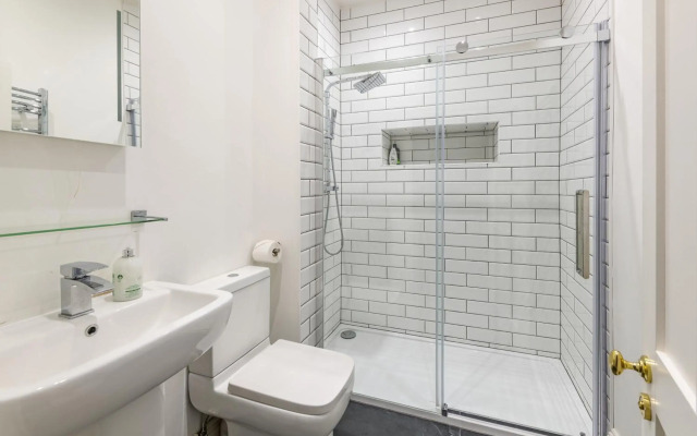 Georgian 3 Bed 3 Bath Central Apartment & Parking