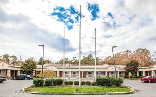 Hibiscus Inn & Suites