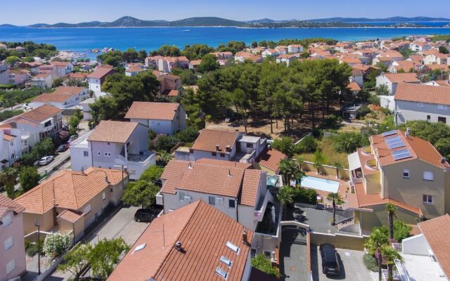 Apartments and Rooms Mladen