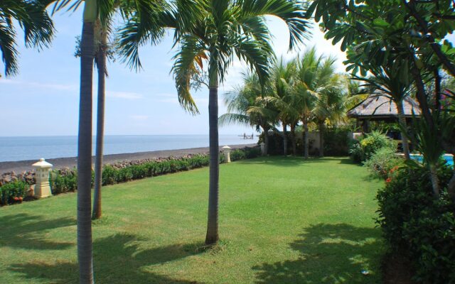Villa Cerah Beachfront Holiday House