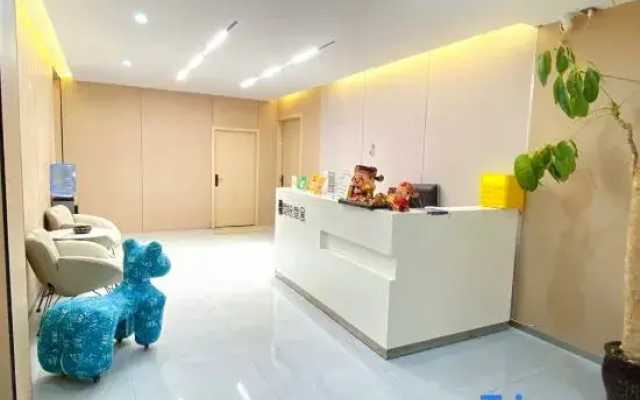 Sansishe Hotel (Kunming college store)