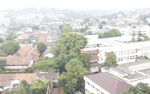 Modern & Contemporary Studio At Beverly Dago Apartment Near Itb