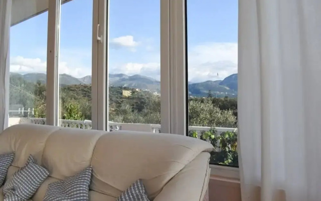 Spacious Villa With Amazing Sea & Mountain View