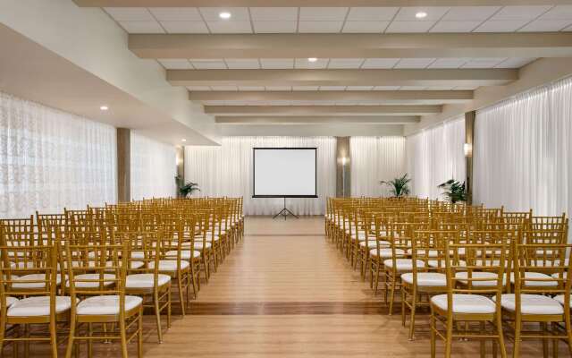 Wyndham Newport Hotel