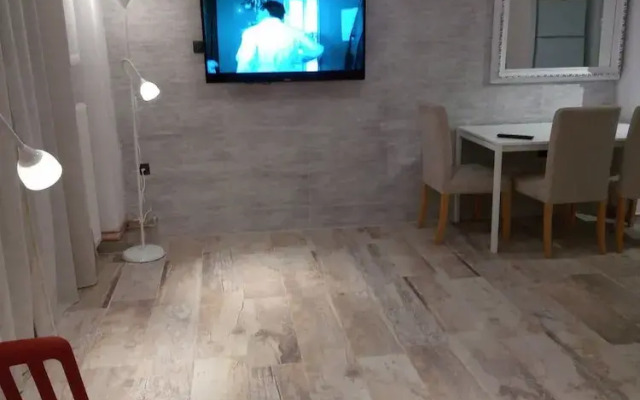 Center Apartment With Private Yard D11