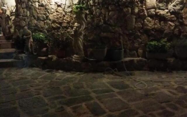 La piazza piccola alle spalle Del castello