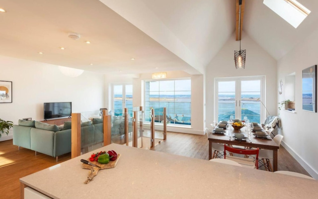 Appledore Home With Panoramic Estuary View